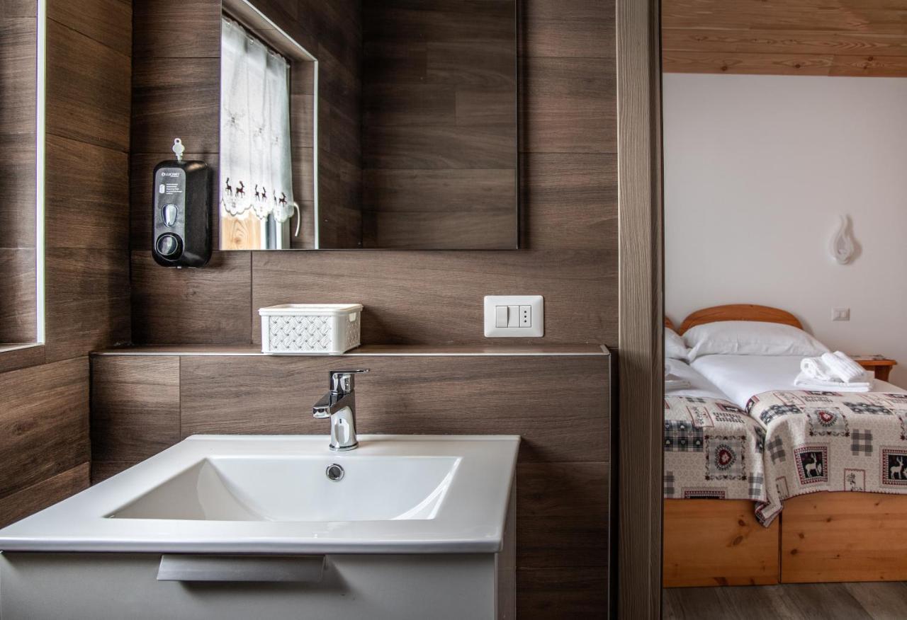 Albergo Ristorante Le Alpi La Frua ภายนอก รูปภาพ